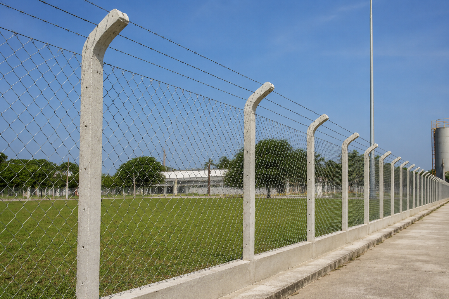 Alambrado com mourões curvos instalado